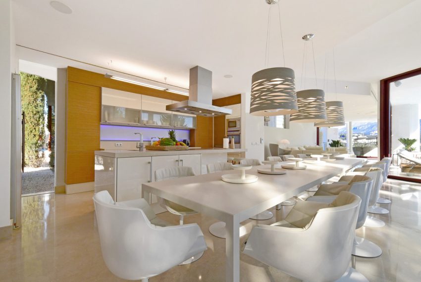 R4972651-Villa-For-Sale-Nueva-Andalucia-Detached-7-Beds-455-Built-3