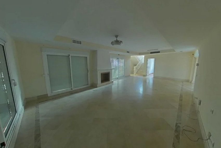 R4974547-Villa-For-Sale-Nueva-Andalucia-Detached-6-Beds-551-Built-1