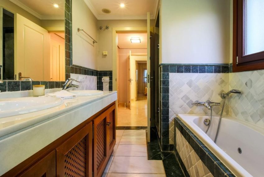 R4976485-Apartment-For-Sale-The-Golden-Mile-Ground-Floor-3-Beds-229-Built-13