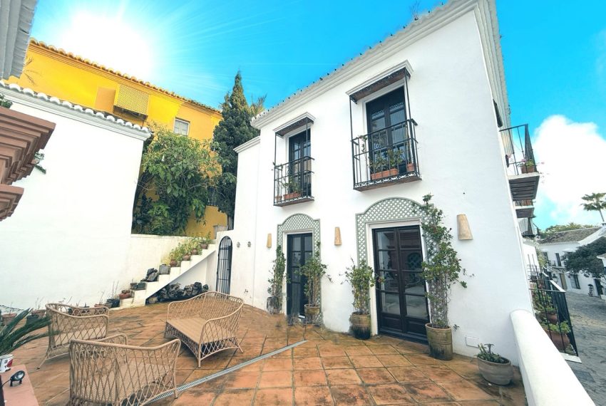 R4979035-Villa-For-Sale-Marbella-Semi-Detached-4-Beds-396-Built-1