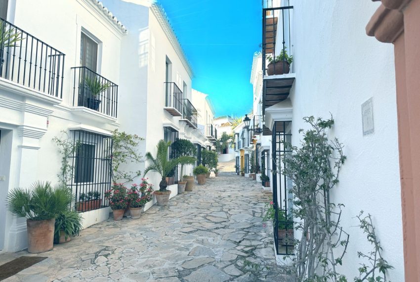 R4979035-Villa-For-Sale-Marbella-Semi-Detached-4-Beds-396-Built-2