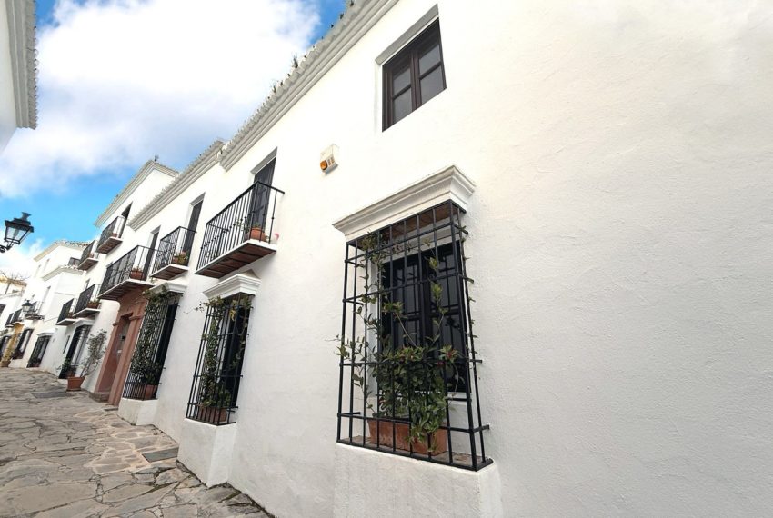 R4979035-Villa-For-Sale-Marbella-Semi-Detached-4-Beds-396-Built-3