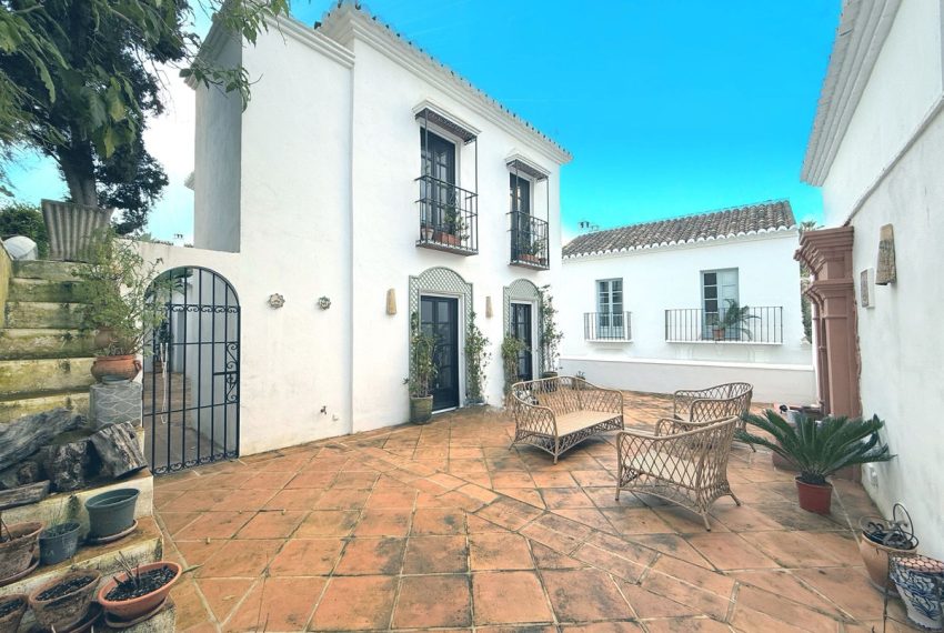 R4979035-Villa-For-Sale-Marbella-Semi-Detached-4-Beds-396-Built