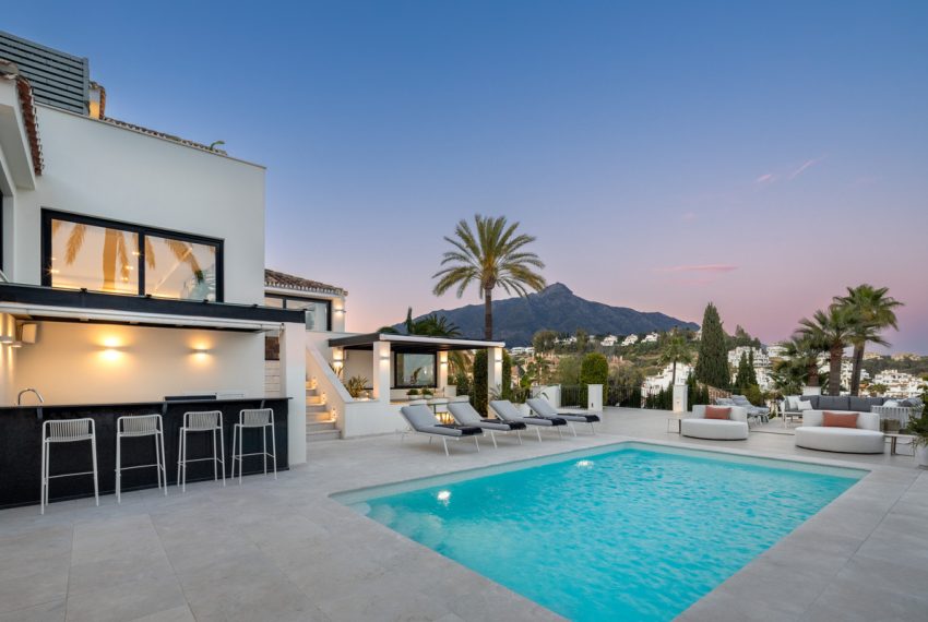 R4986355-Villa-For-Sale-Nueva-Andalucia-Detached-5-Beds-239-Built-1