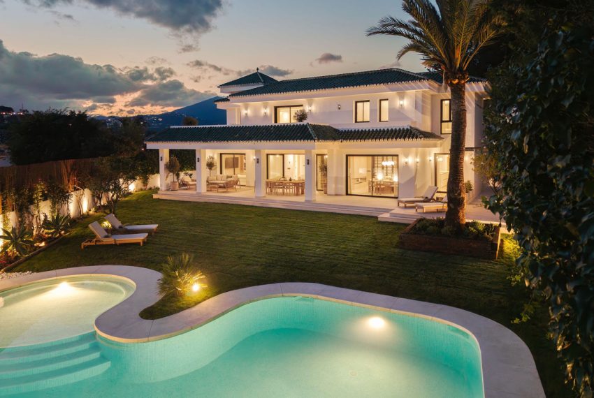 R4989238-Villa-For-Sale-Nueva-Andalucia-Detached-5-Beds-290-Built