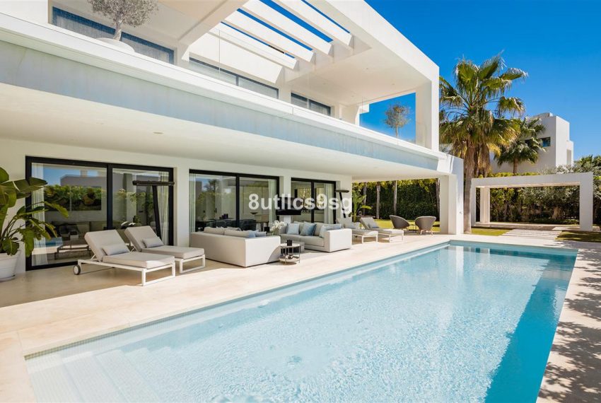 R4991854-Villa-For-Sale-Nueva-Andalucia-Detached-5-Beds-701-Built-1
