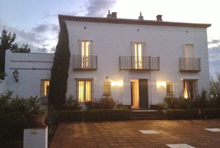 R5003554-Villa-For-Sale-Estepona-Detached-6-Beds-638-Built-1