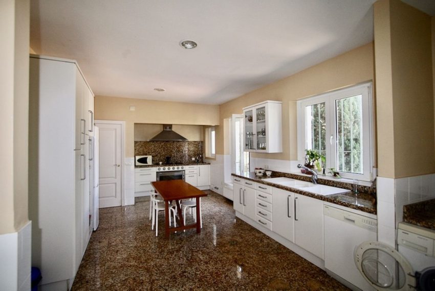 R5003554-Villa-For-Sale-Estepona-Detached-6-Beds-638-Built-3