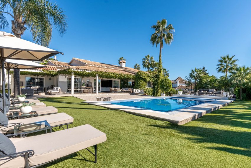 R5004811-Villa-For-Sale-Nueva-Andalucia-Detached-6-Beds-620-Built-1