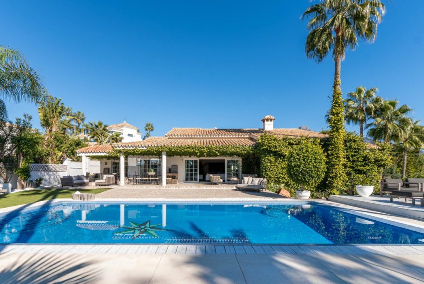 R5004811-Villa-For-Sale-Nueva-Andalucia-Detached-6-Beds-620-Built