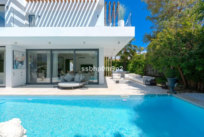 R5005288-Villa-For-Sale-Estepona-Detached-4-Beds-568-Built-1