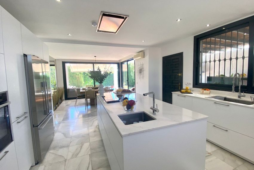 R5005510-Villa-For-Sale-Marbella-Detached-6-Beds-300-Built-14