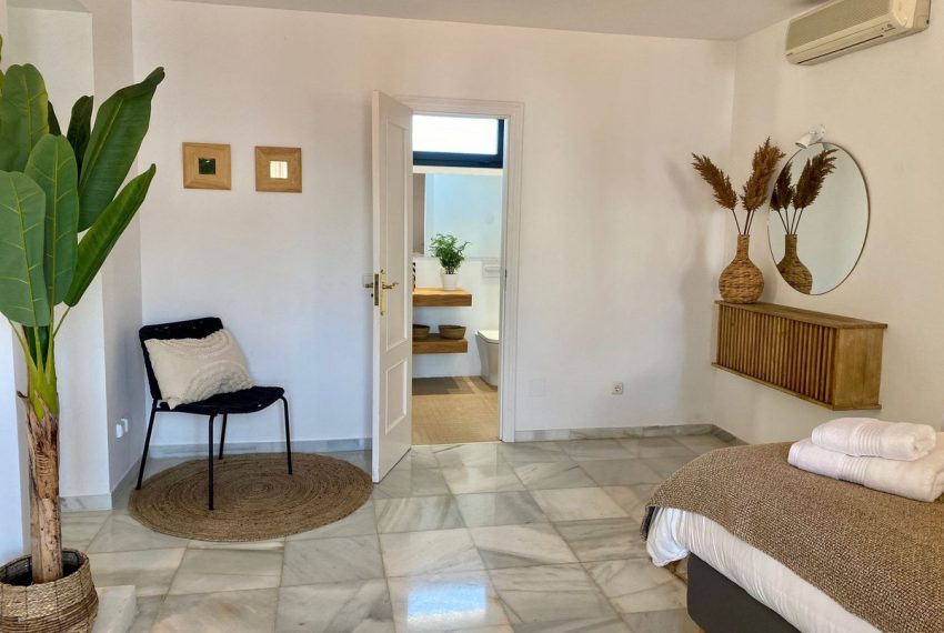 R5005510-Villa-For-Sale-Marbella-Detached-6-Beds-300-Built-3