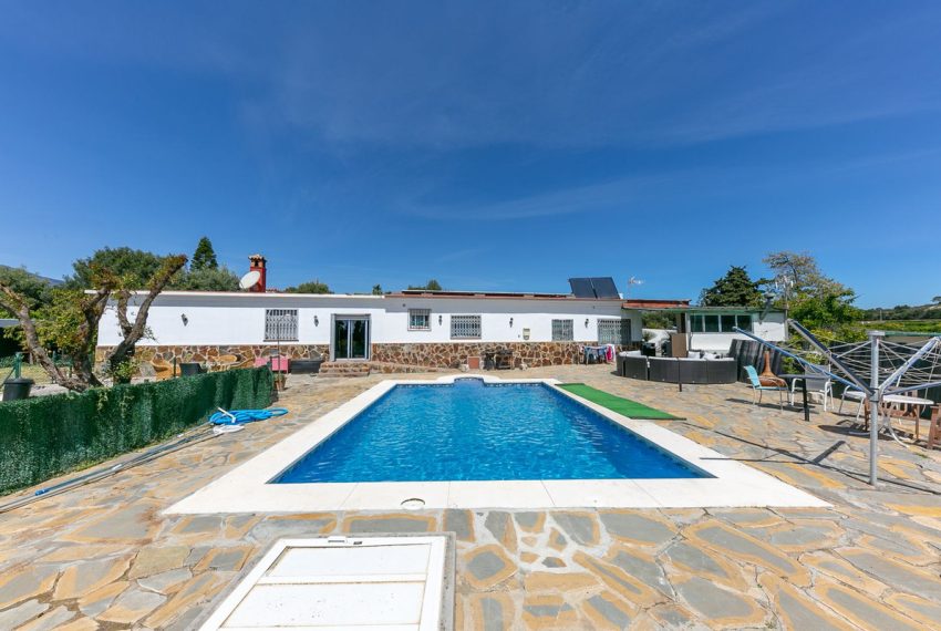 R5005537-Villa-For-Sale-Estepona-Finca-10-Beds-369-Built-3