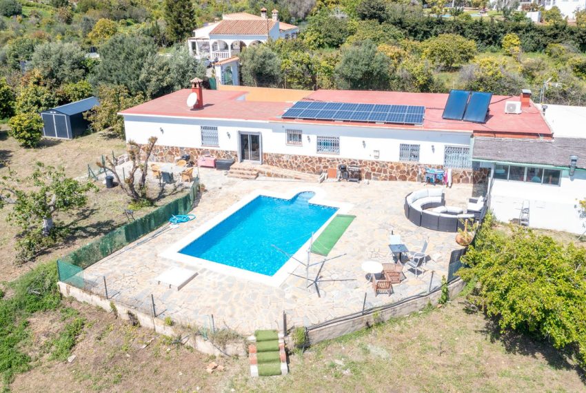 R5005537-Villa-For-Sale-Estepona-Finca-10-Beds-369-Built