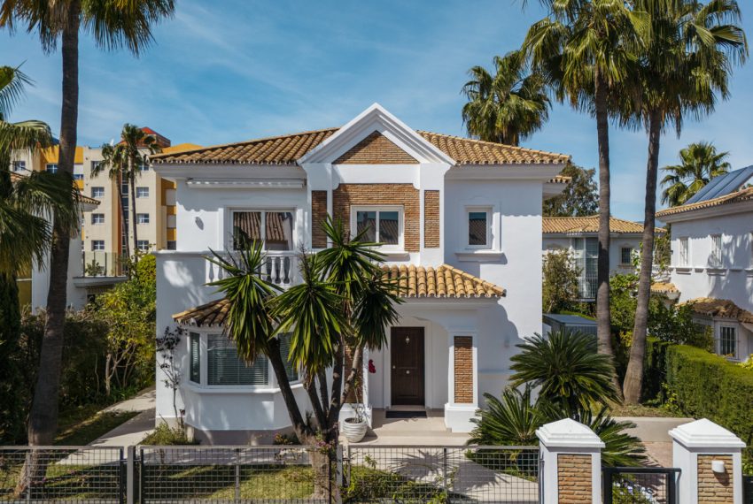 R5005768-Villa-For-Sale-Estepona-Detached-4-Beds-196-Built
