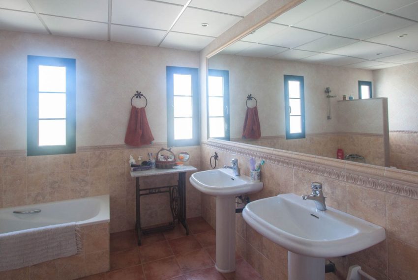 R5006047-Villa-For-Sale-Estepona-Finca-3-Beds-441-Built-19