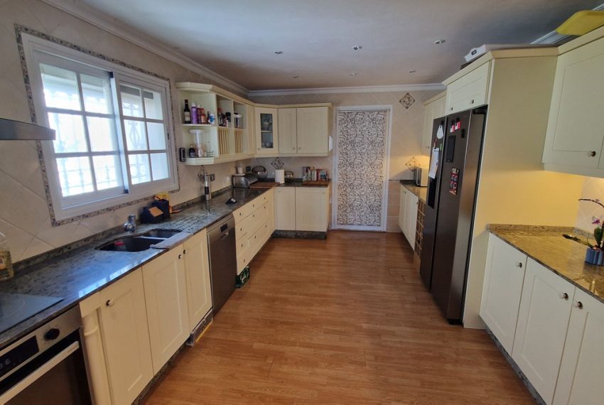 R5008537-Villa-For-Sale-Estepona-Detached-7-Beds-409-Built-7