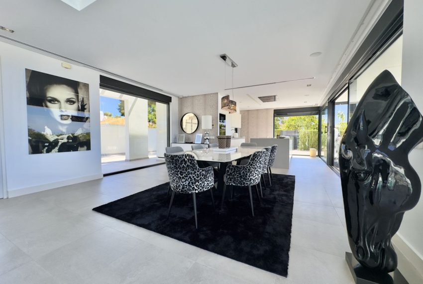 R5010679-Villa-For-Sale-Los-Monteros-Detached-4-Beds-400-Built-12