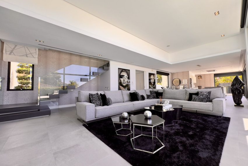 R5010679-Villa-For-Sale-Los-Monteros-Detached-4-Beds-400-Built-4