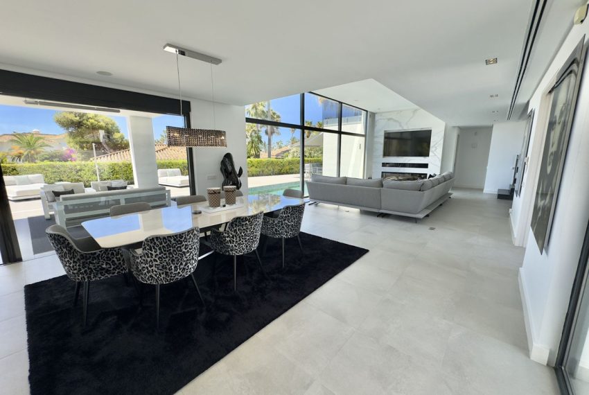 R5010679-Villa-For-Sale-Los-Monteros-Detached-4-Beds-400-Built-8