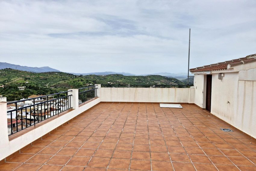 R5010688-Townhouse-For-Sale-Guaro-Terraced-7-Beds-306-Built-2