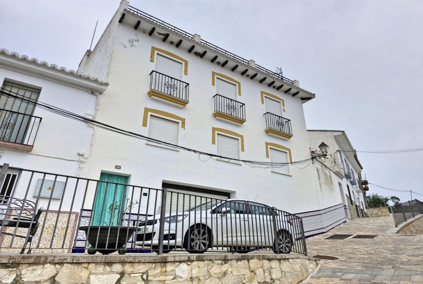 R5010688-Townhouse-For-Sale-Guaro-Terraced-7-Beds-306-Built