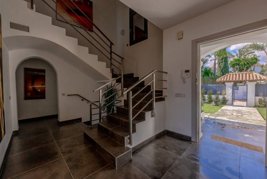 R5016598-Villa-For-Sale-Nueva-Andalucia-Detached-6-Beds-680-Built-12