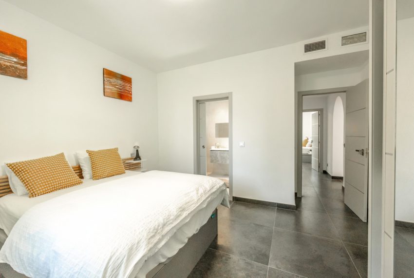 R5016598-Villa-For-Sale-Nueva-Andalucia-Detached-6-Beds-680-Built-17