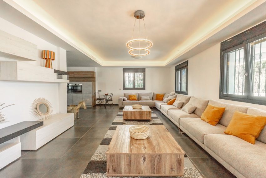 R5016598-Villa-For-Sale-Nueva-Andalucia-Detached-6-Beds-680-Built-3