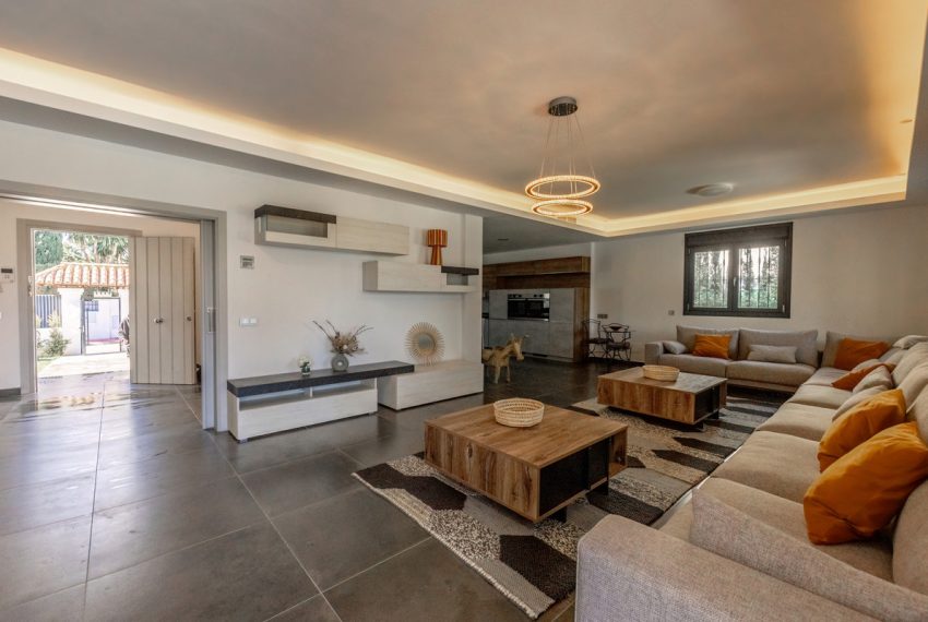 R5016598-Villa-For-Sale-Nueva-Andalucia-Detached-6-Beds-680-Built-4
