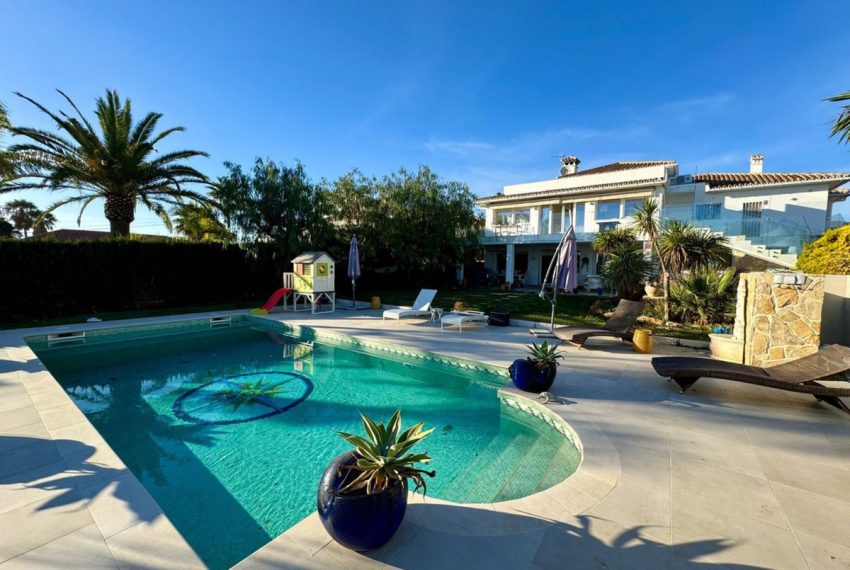 R5017348-Villa-For-Sale-Estepona-Detached-6-Beds-275-Built-1