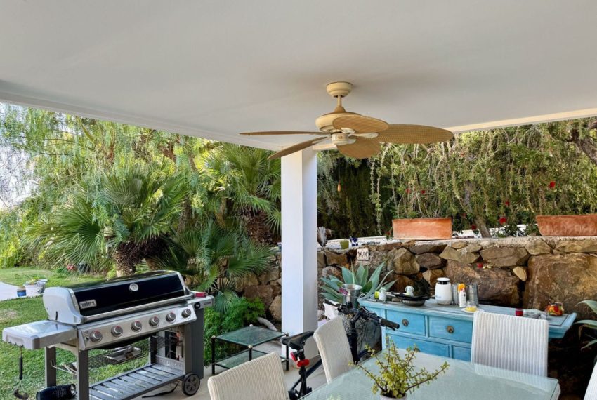 R5017348-Villa-For-Sale-Estepona-Detached-6-Beds-275-Built-6