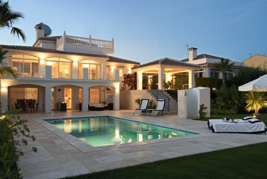 R5019811-Villa-For-Sale-Estepona-Detached-7-Beds-502-Built-1