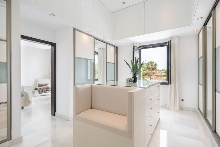 R5020606-Villa-For-Sale-Nueva-Andalucia-Detached-5-Beds-510-Built-14