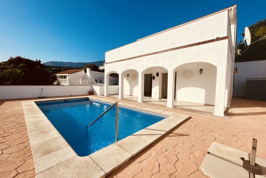 R5023111-Villa-For-Sale-Estepona-Detached-3-Beds-170-Built