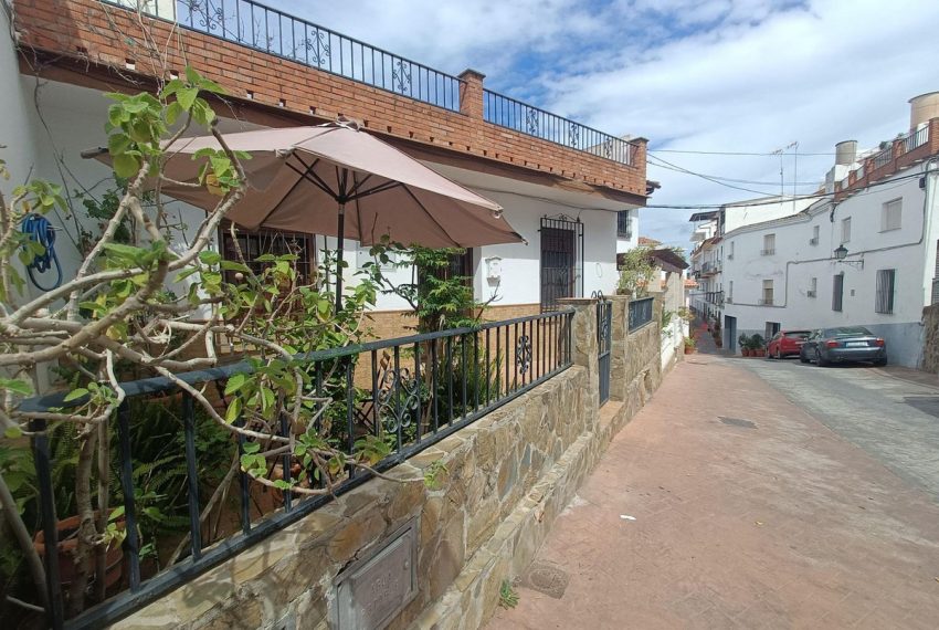 R3937837-Townhouse-For-Sale-Guaro-Terraced-4-Beds-140-Built-2