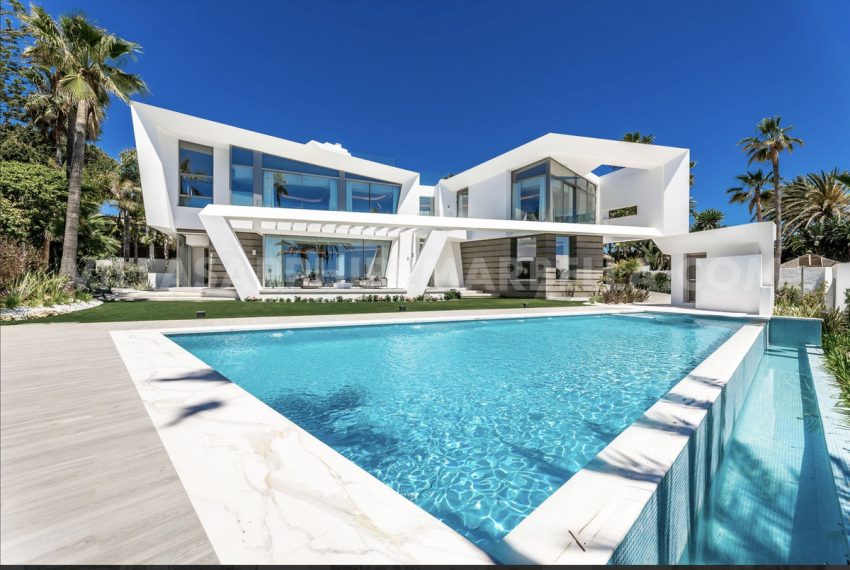 R4318993-Villa-For-Sale-Los-Monteros-Detached-6-Beds-1500-Built