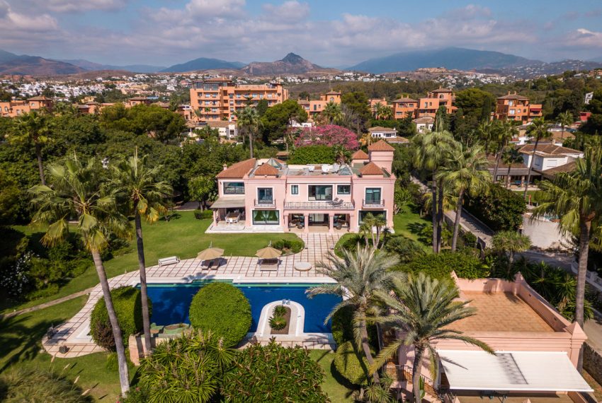 R4505752-Villa-For-Sale-Estepona-Detached-8-Beds-1069-Built-1