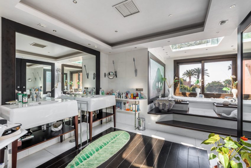 R4505752-Villa-For-Sale-Estepona-Detached-8-Beds-1069-Built-11