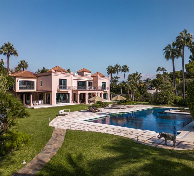 R4505752-Image 1-Detached - 8 Beds - 1069 Built