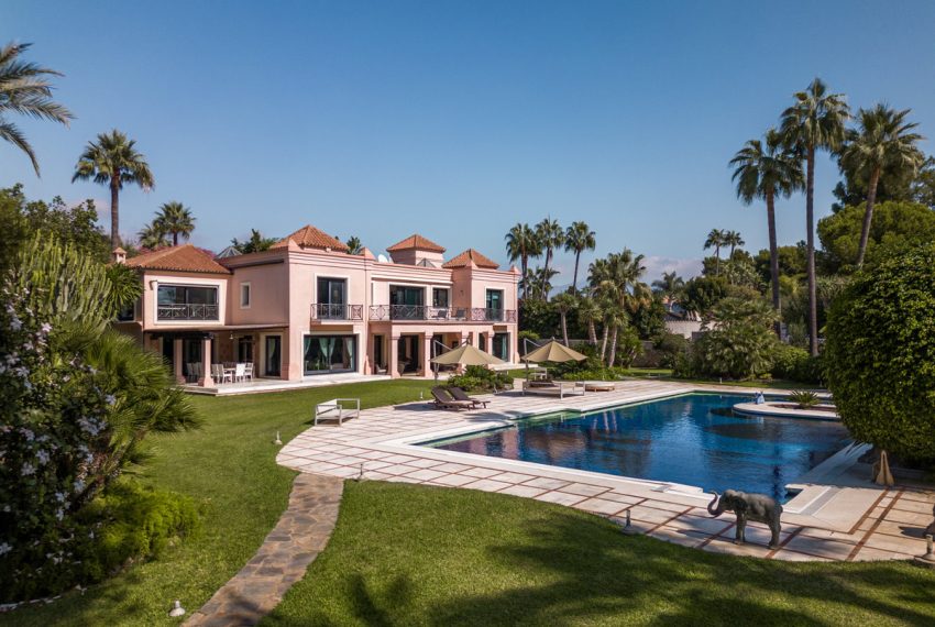 R4505752-Villa-For-Sale-Estepona-Detached-8-Beds-1069-Built