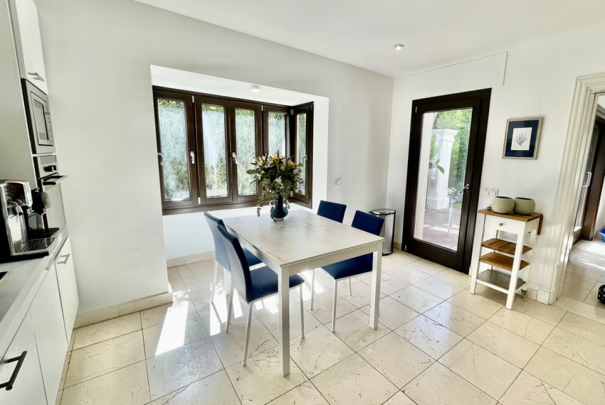 R4842343-Villa-For-Sale-Estepona-Detached-6-Beds-598-Built-14