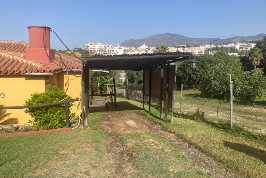 R4893433-Villa-For-Sale-Estepona-Finca-3-Beds-140-Built