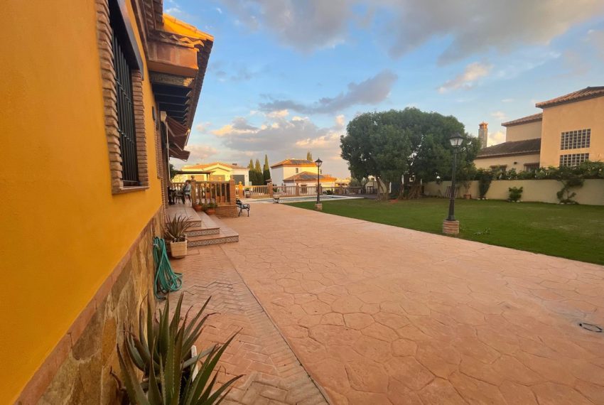 R4898086-Villa-For-Sale-Mijas-Costa-Detached-4-Beds-580-Built-1