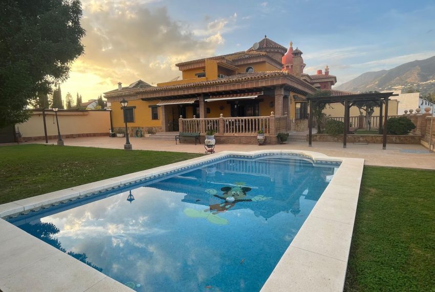 R4898086-Villa-For-Sale-Mijas-Costa-Detached-4-Beds-580-Built