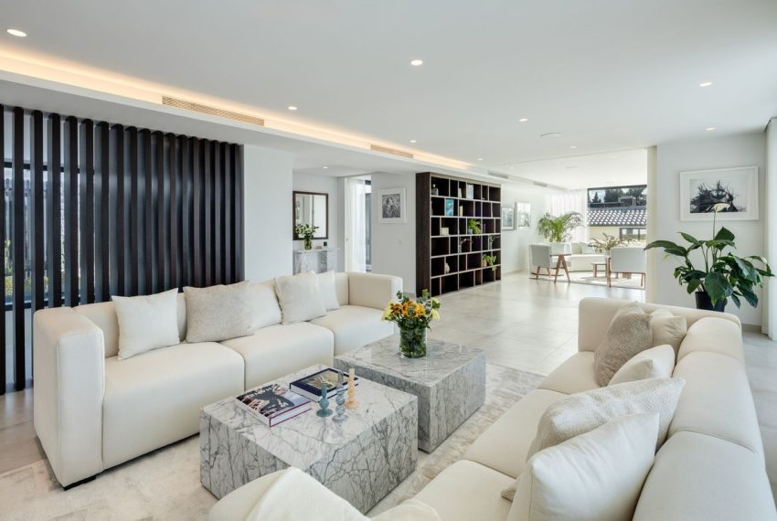 R4942402-Villa-For-Sale-Nueva-Andalucia-Detached-6-Beds-342-Built-2