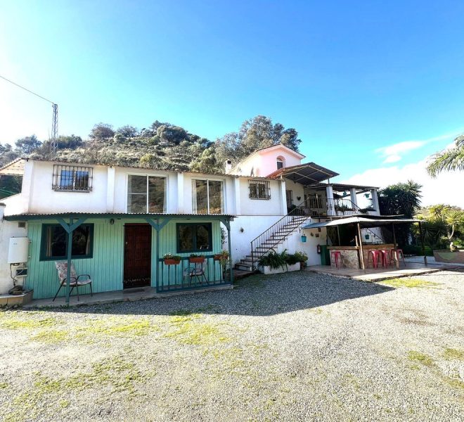 R4952854-Image 1-Finca - 4 Beds - 381 Built
