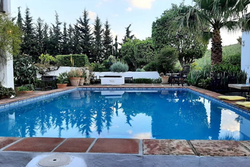 R4953904-Villa-For-Sale-Estepona-Finca-9-Beds-800-Built-4