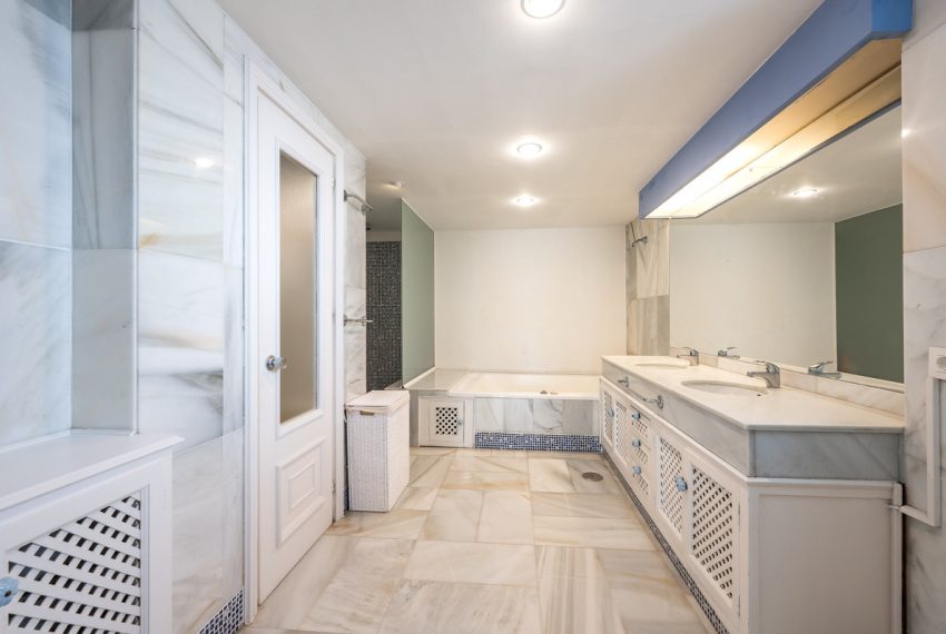 R4957786-Townhouse-For-Sale-Nueva-Andalucia-Terraced-5-Beds-297-Built-8